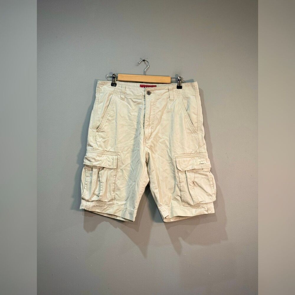 Men's Cream Levi's Cotton Cargo Shorts Size 33 VGUC - Picture 1 of 9